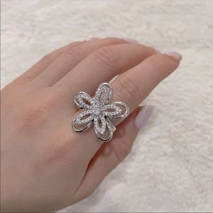 18. Sterling Silver Flower Diamond Ring